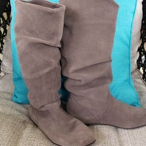 Gray suede slouch boots(8)